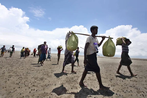 Rohingya Refugees Cross Mainland Arriving Bangladesh September 2017 Shah Porir — Stock Photo, Image