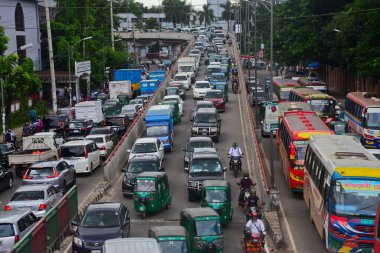 Bangladeş, Dhaka 'daki koronavirüs salgını sırasında 17 Ağustos 2020' de bir trafik sıkışıklığından geçtiler..