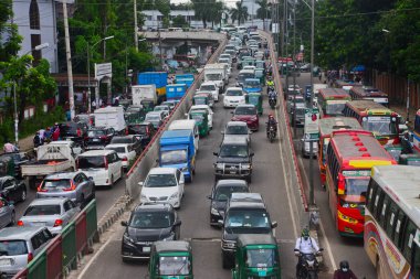 Bangladeş, Dhaka 'daki koronavirüs salgını sırasında 17 Ağustos 2020' de bir trafik sıkışıklığından geçtiler..