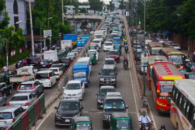 Bangladeş, Dhaka 'daki koronavirüs salgını sırasında 17 Ağustos 2020' de bir trafik sıkışıklığından geçtiler..
