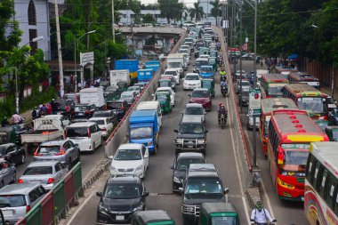 Bangladeş, Dhaka 'daki koronavirüs salgını sırasında 17 Ağustos 2020' de bir trafik sıkışıklığından geçtiler..
