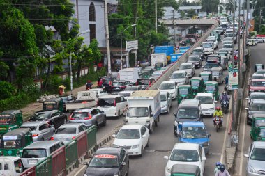 Bangladeş, Dhaka 'daki koronavirüs salgını sırasında 17 Ağustos 2020' de bir trafik sıkışıklığından geçtiler..