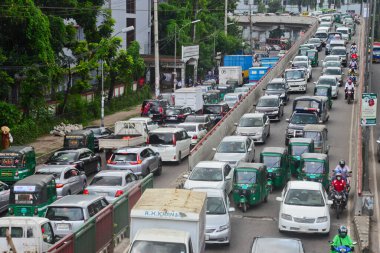 Bangladeş, Dhaka 'daki koronavirüs salgını sırasında 17 Ağustos 2020' de bir trafik sıkışıklığından geçtiler..