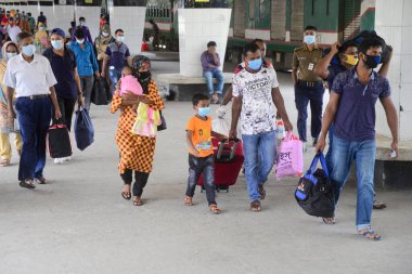 17 Ağustos 2020 'de Bangladeş, Dhaka' daki koronavirüs salgını sırasında yolcu maskeleri trenle geliyor..