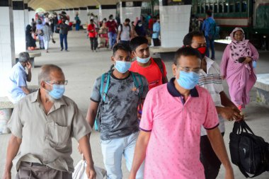 17 Ağustos 2020 'de Bangladeş, Dhaka' daki koronavirüs salgını sırasında yolcu maskeleri trenle geliyor..
