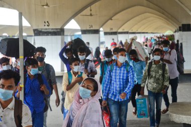 17 Ağustos 2020 'de Bangladeş, Dhaka' daki koronavirüs salgını sırasında yolcu maskeleri trenle geliyor..