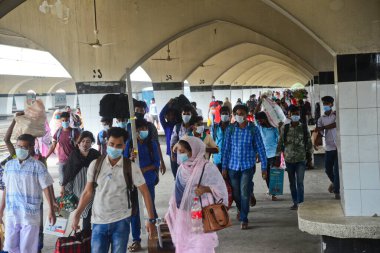 17 Ağustos 2020 'de Bangladeş, Dhaka' daki koronavirüs salgını sırasında yolcu maskeleri trenle geliyor..