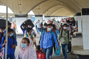 17 Ağustos 2020 'de Bangladeş, Dhaka' daki koronavirüs salgını sırasında yolcu maskeleri trenle geliyor..