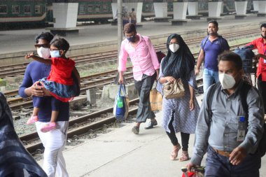 17 Ağustos 2020 'de Bangladeş, Dhaka' daki koronavirüs salgını sırasında yolcu maskeleri trenle geliyor..
