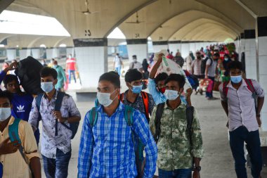 17 Ağustos 2020 'de Bangladeş, Dhaka' daki koronavirüs salgını sırasında yolcu maskeleri trenle geliyor..