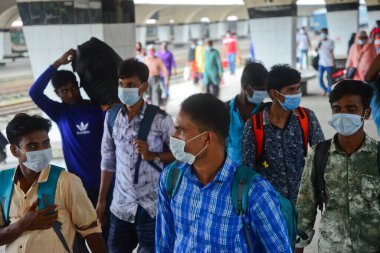 17 Ağustos 2020 'de Bangladeş, Dhaka' daki koronavirüs salgını sırasında yolcu maskeleri trenle geliyor..