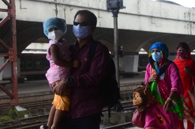 17 Ağustos 2020 'de Bangladeş, Dhaka' daki koronavirüs salgını sırasında yolcu maskeleri trenle geliyor..