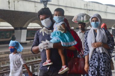 17 Ağustos 2020 'de Bangladeş, Dhaka' daki koronavirüs salgını sırasında yolcu maskeleri trenle geliyor..