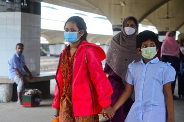 17 Ağustos 2020 'de Bangladeş, Dhaka' daki koronavirüs salgını sırasında yolcu maskeleri trenle geliyor..