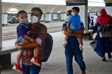 17 Ağustos 2020 'de Bangladeş, Dhaka' daki koronavirüs salgını sırasında yolcu maskeleri trenle geliyor..