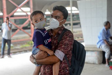 17 Ağustos 2020 'de Bangladeş, Dhaka' daki koronavirüs salgını sırasında yolcu maskeleri trenle geliyor..