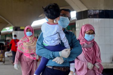 17 Ağustos 2020 'de Bangladeş, Dhaka' daki koronavirüs salgını sırasında yolcu maskeleri trenle geliyor..