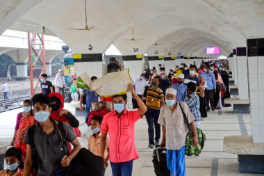 17 Ağustos 2020 'de Bangladeş, Dhaka' daki koronavirüs salgını sırasında yolcu maskeleri trenle geliyor..