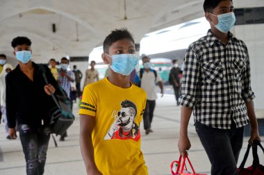 17 Ağustos 2020 'de Bangladeş, Dhaka' daki koronavirüs salgını sırasında yolcu maskeleri trenle geliyor..