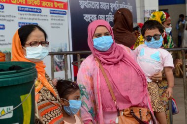 17 Ağustos 2020 'de Bangladeş, Dhaka' daki koronavirüs salgını sırasında yolcu maskeleri trenle geliyor..