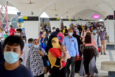 17 Ağustos 2020 'de Bangladeş, Dhaka' daki koronavirüs salgını sırasında yolcu maskeleri trenle geliyor..