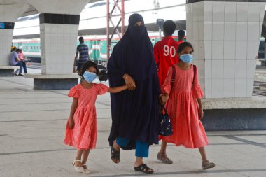 17 Ağustos 2020 'de Bangladeş, Dhaka' daki koronavirüs salgını sırasında yolcu maskeleri trenle geliyor..