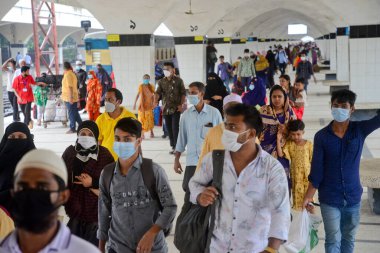 17 Ağustos 2020 'de Bangladeş, Dhaka' daki koronavirüs salgını sırasında yolcu maskeleri trenle geliyor..