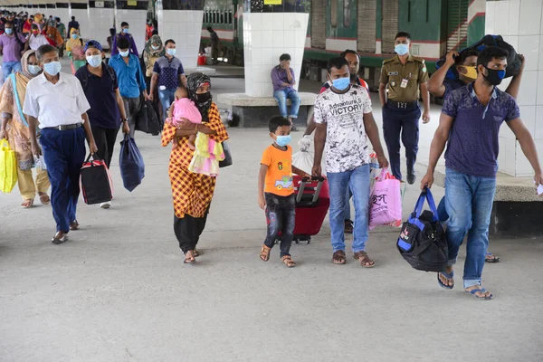 Passenger Waering Facemasks Arrive Train Coronavirus Outbreak Dhaka Bangladesh August — Stock Photo, Image
