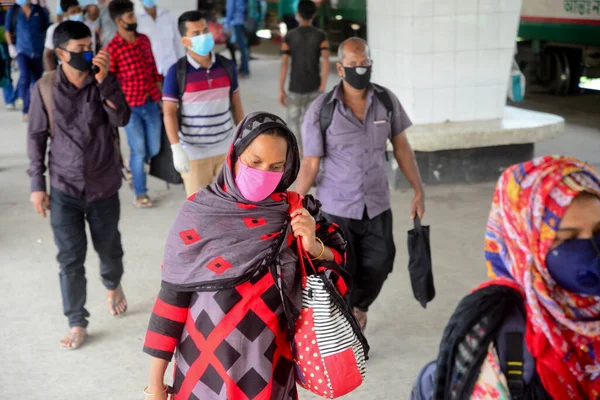 Пасажирські Важелі Прибувають Поїздом Під Час Коронавірусного Спалаху Дацці Бангладеш — стокове фото