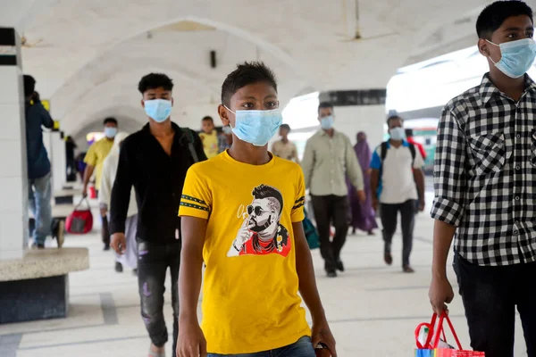 Passenger Waering Facemasks Arrive Train Coronavirus Outbreak Dhaka Bangladesh August — Stock Photo, Image