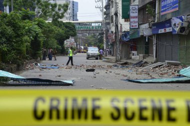 Bangladeşli suç mahalli müfettişleri, 15 Ağustos 2017 'de Dhaka' da bir militan sığınağına yapılan baskının ardından bir otel binasının çökmesinin ardından sokaklardan kanıt topladılar. Dhaka 'da bir oteldeki operasyonda şüpheli bir militan öldürüldü.