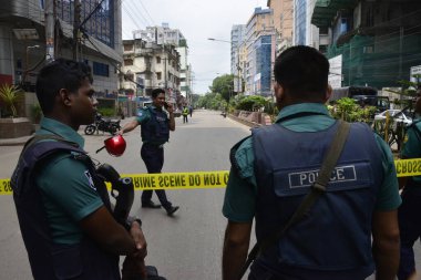 Bangladeşli Gazeteci ve Vatandaşlar, 15 Ağustos 2017 'de Bangladeş' in Dhaka kentindeki patlama noktasında dururlar. Dhaka 'nın Panthapath bölgesinde bir oteldeki operasyonda şüpheli bir militan öldürüldü.