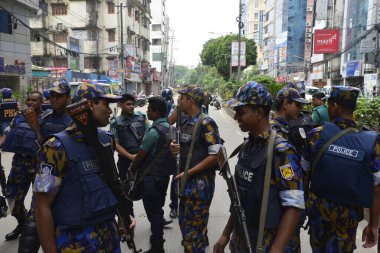 Bangladeşli Gazeteci ve Vatandaşlar, 15 Ağustos 2017 'de Bangladeş' in Dhaka kentindeki patlama noktasında dururlar. Dhaka 'nın Panthapath bölgesinde bir oteldeki operasyonda şüpheli bir militan öldürüldü.