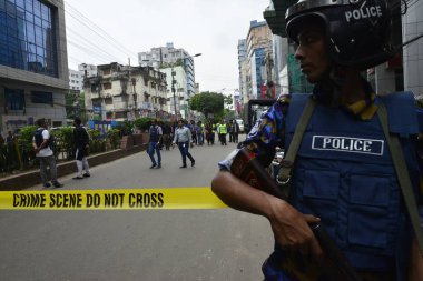 Bangladeşli Gazeteci ve Vatandaşlar, 15 Ağustos 2017 'de Bangladeş' in Dhaka kentindeki patlama noktasında dururlar. Dhaka 'nın Panthapath bölgesinde bir oteldeki operasyonda şüpheli bir militan öldürüldü.