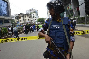 Bangladeşli Gazeteci ve Vatandaşlar, 15 Ağustos 2017 'de Bangladeş' in Dhaka kentindeki patlama noktasında dururlar. Dhaka 'nın Panthapath bölgesinde bir oteldeki operasyonda şüpheli bir militan öldürüldü.