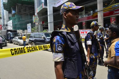 Bangladeşli Gazeteci ve Vatandaşlar, 15 Ağustos 2017 'de Bangladeş' in Dhaka kentindeki patlama noktasında dururlar. Dhaka 'nın Panthapath bölgesinde bir oteldeki operasyonda şüpheli bir militan öldürüldü.
