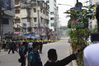 Bangladeşli Gazeteci ve Vatandaşlar, 15 Ağustos 2017 'de Bangladeş' in Dhaka kentindeki patlama noktasında dururlar. Dhaka 'nın Panthapath bölgesinde bir oteldeki operasyonda şüpheli bir militan öldürüldü.