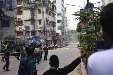 Bangladeşli Gazeteci ve Vatandaşlar, 15 Ağustos 2017 'de Bangladeş' in Dhaka kentindeki patlama noktasında dururlar. Dhaka 'nın Panthapath bölgesinde bir oteldeki operasyonda şüpheli bir militan öldürüldü.
