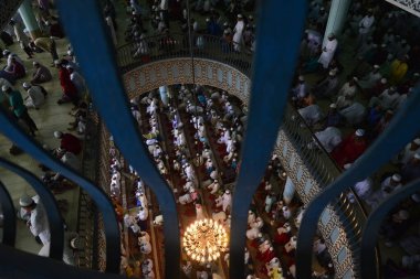 Bangladeşli Müslümanlar 23 Haziran 2017 'de Bangladeş' in Dhaka kentindeki kutsal İslam ayı Ramazan ayının son Cuma günü Ulusal cami adı Baitul Mukarram 'da Jummat-Ul-Vida namazı kılarlar. Dünyanın dört bir yanındaki Müslümanlar kutsal Ram ayını kutluyorlar.