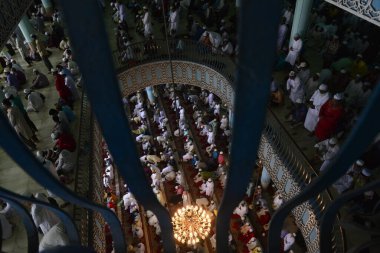Bangladeşli Müslümanlar 23 Haziran 2017 'de Bangladeş' in Dhaka kentindeki kutsal İslam ayı Ramazan ayının son Cuma günü Ulusal cami adı Baitul Mukarram 'da Jummat-Ul-Vida namazı kılarlar. Dünyanın dört bir yanındaki Müslümanlar kutsal Ram ayını kutluyorlar.