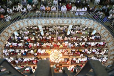 Bangladeşli Müslümanlar 23 Haziran 2017 'de Bangladeş' in Dhaka kentindeki kutsal İslam ayı Ramazan ayının son Cuma günü Ulusal cami adı Baitul Mukarram 'da Jummat-Ul-Vida namazı kılarlar. Dünyanın dört bir yanındaki Müslümanlar kutsal Ram ayını kutluyorlar.