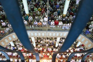 Bangladeşli Müslümanlar 23 Haziran 2017 'de Bangladeş' in Dhaka kentindeki kutsal İslam ayı Ramazan ayının son Cuma günü Ulusal cami adı Baitul Mukarram 'da Jummat-Ul-Vida namazı kılarlar. Dünyanın dört bir yanındaki Müslümanlar kutsal Ram ayını kutluyorlar.