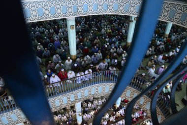 Bangladeşli Müslümanlar 23 Haziran 2017 'de Bangladeş' in Dhaka kentindeki kutsal İslam ayı Ramazan ayının son Cuma günü Ulusal cami adı Baitul Mukarram 'da Jummat-Ul-Vida namazı kılarlar. Dünyanın dört bir yanındaki Müslümanlar kutsal Ram ayını kutluyorlar.