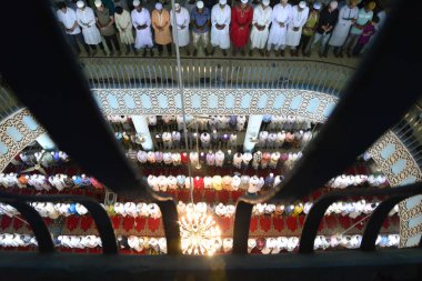 Bangladeşli Müslümanlar 23 Haziran 2017 'de Bangladeş' in Dhaka kentindeki kutsal İslam ayı Ramazan ayının son Cuma günü Ulusal cami adı Baitul Mukarram 'da Jummat-Ul-Vida namazı kılarlar. Dünyanın dört bir yanındaki Müslümanlar kutsal Ram ayını kutluyorlar.