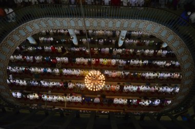 Bangladeşli Müslümanlar 23 Haziran 2017 'de Bangladeş' in Dhaka kentindeki kutsal İslam ayı Ramazan ayının son Cuma günü Ulusal cami adı Baitul Mukarram 'da Jummat-Ul-Vida namazı kılarlar. Dünyanın dört bir yanındaki Müslümanlar kutsal Ram ayını kutluyorlar.