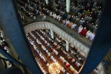 Bangladeşli Müslümanlar 23 Haziran 2017 'de Bangladeş' in Dhaka kentindeki kutsal İslam ayı Ramazan ayının son Cuma günü Ulusal cami adı Baitul Mukarram 'da Jummat-Ul-Vida namazı kılarlar. Dünyanın dört bir yanındaki Müslümanlar kutsal Ram ayını kutluyorlar.