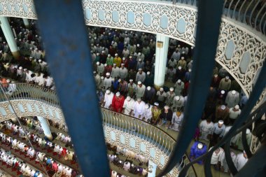 Bangladeşli Müslümanlar 23 Haziran 2017 'de Bangladeş' in Dhaka kentindeki kutsal İslam ayı Ramazan ayının son Cuma günü Ulusal cami adı Baitul Mukarram 'da Jummat-Ul-Vida namazı kılarlar. Dünyanın dört bir yanındaki Müslümanlar kutsal Ram ayını kutluyorlar.