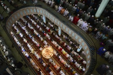 Bangladeşli Müslümanlar 23 Haziran 2017 'de Bangladeş' in Dhaka kentindeki kutsal İslam ayı Ramazan ayının son Cuma günü Ulusal cami adı Baitul Mukarram 'da Jummat-Ul-Vida namazı kılarlar. Dünyanın dört bir yanındaki Müslümanlar kutsal Ram ayını kutluyorlar.