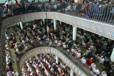 Bangladeşli Müslümanlar 23 Haziran 2017 'de Bangladeş' in Dhaka kentindeki kutsal İslam ayı Ramazan ayının son Cuma günü Ulusal cami adı Baitul Mukarram 'da Jummat-Ul-Vida namazı kılarlar. Dünyanın dört bir yanındaki Müslümanlar kutsal Ram ayını kutluyorlar.