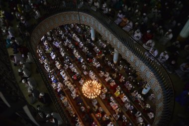 Bangladeşli Müslümanlar 23 Haziran 2017 'de Bangladeş' in Dhaka kentindeki kutsal İslam ayı Ramazan ayının son Cuma günü Ulusal cami adı Baitul Mukarram 'da Jummat-Ul-Vida namazı kılarlar. Dünyanın dört bir yanındaki Müslümanlar kutsal Ram ayını kutluyorlar.